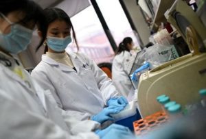 China aprueba dos tratamientos contra Covid-19 para adolescentes y adultos