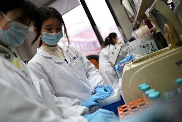China aprueba dos tratamientos contra Covid-19 para adolescentes y adultos