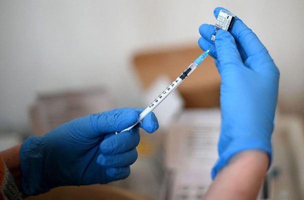FDA avala aplicación de tercera dosis de vacuna Pfizer en menores de 16 y 17 años