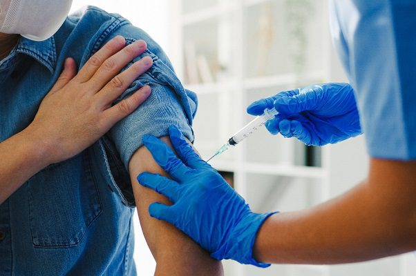 Se vacuna italiano que uso brazo falso para evitar inyección antiCovid