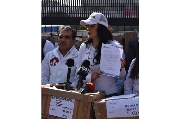 Organización entrega más de un millón de firmas que apoyan revocación de mandato