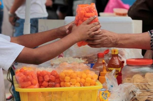 Diputados avalan prohibir la venta de comida chatarra en escuelas