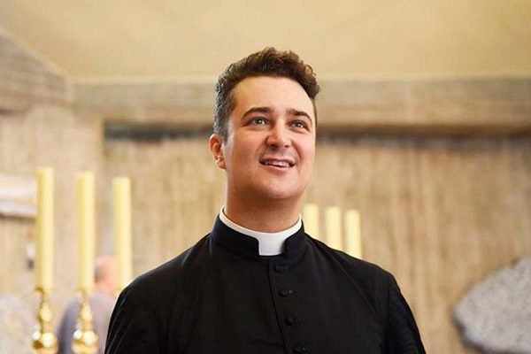 Dan tres años de cárcel a párroco italiano que hacía orgías gay con donativos
