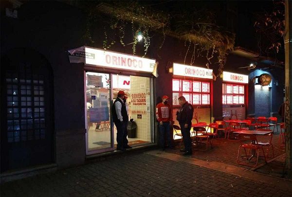 Apuñalan a hombre y pide ayuda en taquería, en la Hipódromo Condesa