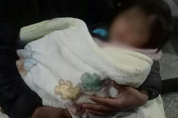 Hallan a bebé abandonado gateando en Tezontepec de Aldama, Hidalgo