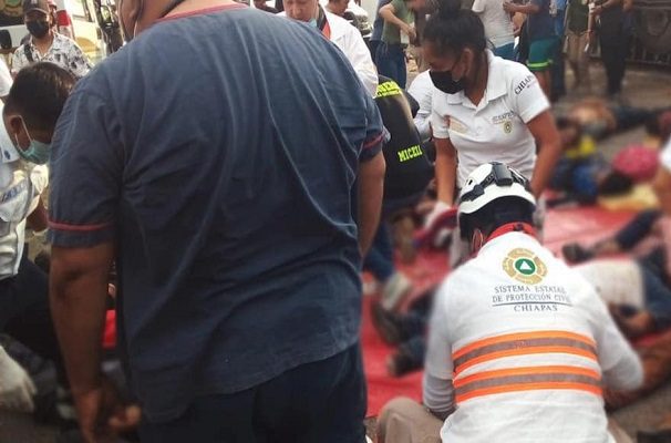 FGR atrae investigación de volcadura de tráiler con migrantes en Chiapas