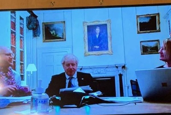 Foto muestra a Boris Johnson incumpliendo confinamiento de 2020