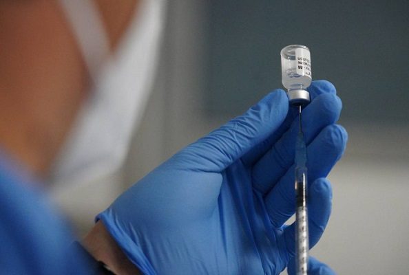 Neozelandés se vacunó 10 veces contra el Covid-19 en un solo día