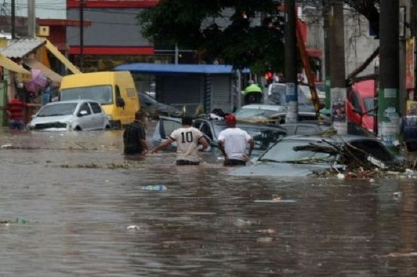 Desalojan a 5 mil 800 personas por fuertes lluvias en Brasil
