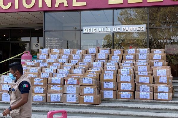 Organización entrega otro millón de firmas para revocación de mandato