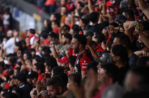 Durante festejos, aficionado del Atlas cae del tercer piso de palcos del Estadio Jalisco