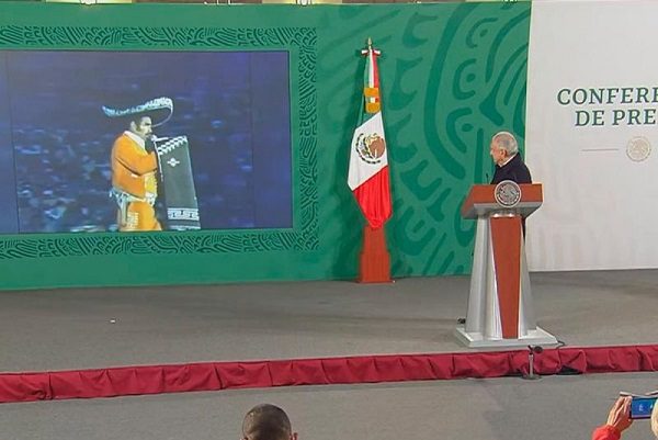 En honor a Vicente Fernández, AMLO termina la mañanera con 'Volver, volver'