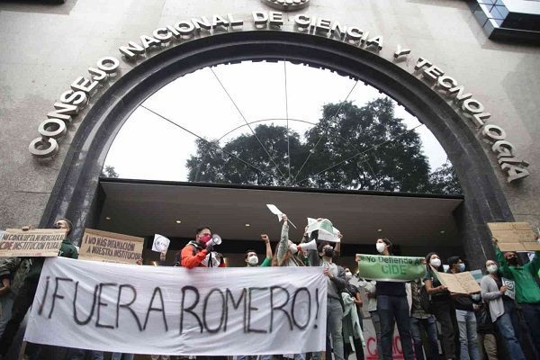 Sugiero a Sheinbaum que no haya policías en diálogo entre CIDE y Conacyt: AMLO