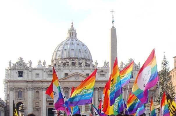 Oficina del Vaticano se disculpa "por causar dolor a toda la comunidad LGBTQ"