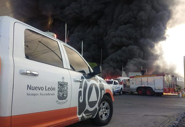 Desalojan a 30 familias por incendio en parque industrial, en NL #VIDEOS