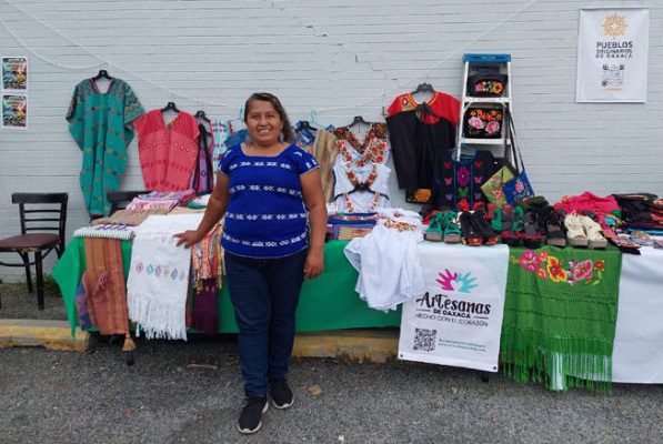 SAT retiene injustificadamente a artesana mixteca tras volver de exposición en NY