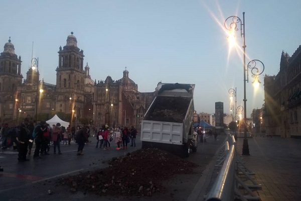 Colectivos de búsqueda de desaparecidos simulan fosas frente a Palacio Nacional
