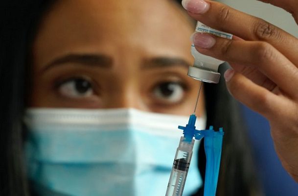 Dos dosis de Pfizer reducen un 70% hospitalización contra Ómicron