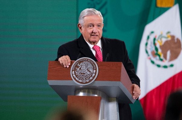 AMLO se burla de Javier Sicilia por compararlo con Hitler