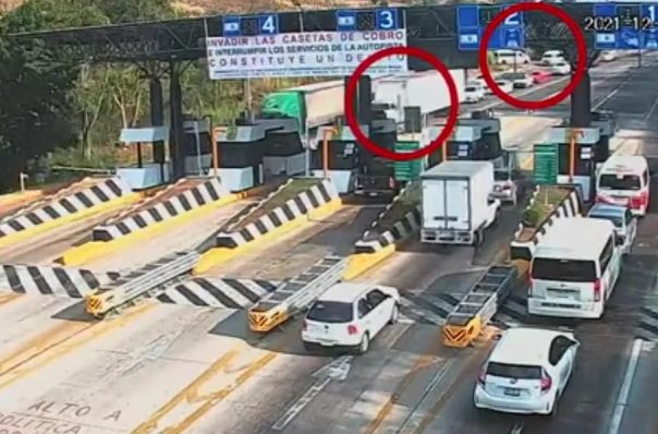 Tráiler con migrantes sí cruzó caseta en Chiapas frente a personal del INM