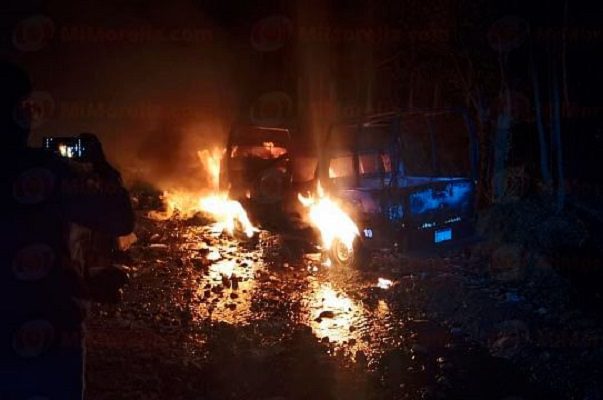 Comuneros de Zitácuaro lesionan a seis policías lesionados e incendian patrullas