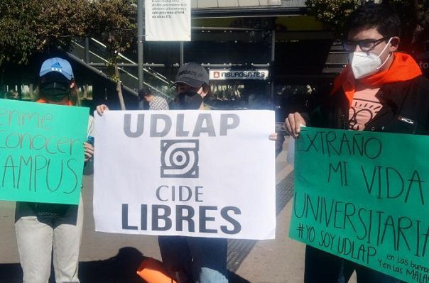 Inicia marcha de comunidad del CIDE para exigir la destitución de Romero Tellaeche