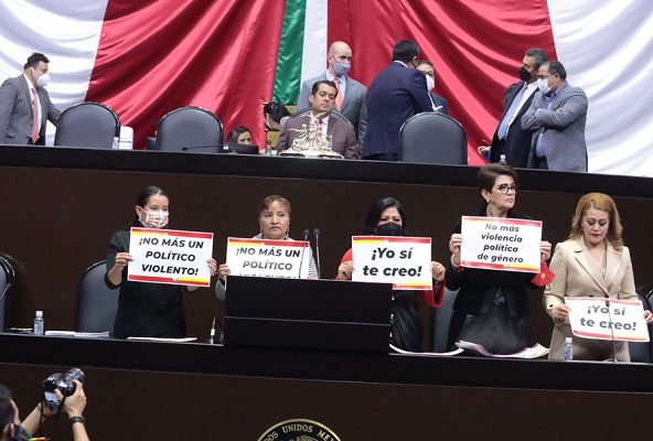 Diputadas toman tribuna para evitar rendir protesta a panista acusado de violación