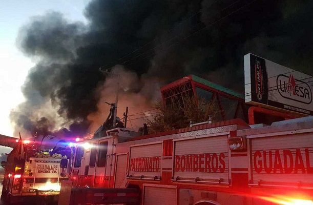 Incendio consume bodega de aceites en San Nicolás, NL