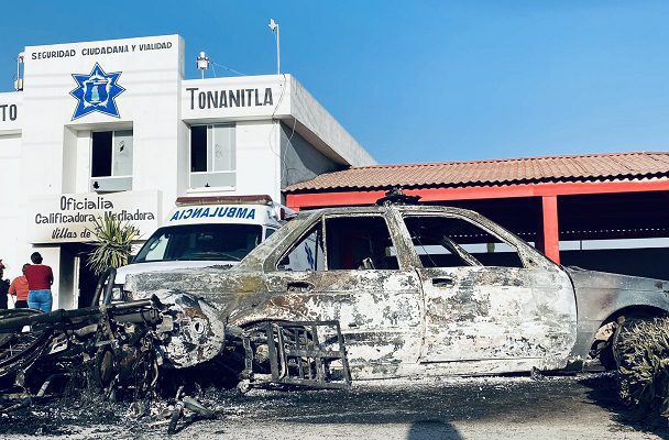 Pobladores queman patrullas denunciando extorsiones, en Tonanitla #VIDEO