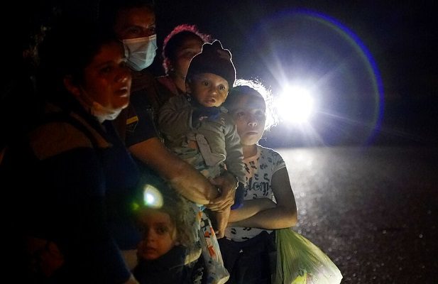 Tribunal rechaza petición para cancelar el programa "Quédate en México"