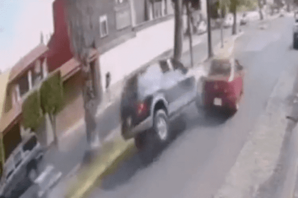 Presunto policía agrede a automovilista tras choque, en Cuautitlán #VIDEO
