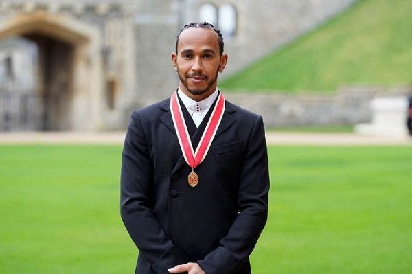 Lewis Hamilton recibe el título de ‘Caballero del Príncipe’