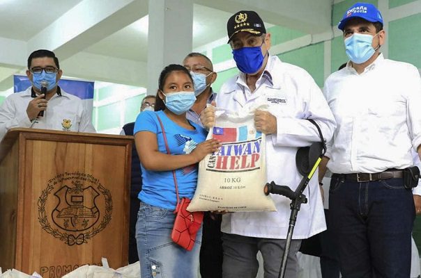 Gobierno de Guatemala regala bolsa de kilos de arroz a los que se vacunen