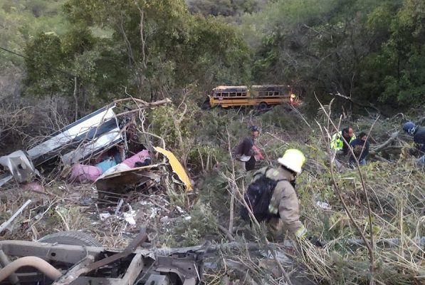 27 lesionados tras choque entre autobús y camioneta, en Colima