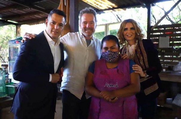 El gobernador Alejandro Murat recibe al actor Bryan Cranston