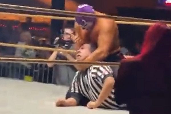 En pleno show, luchador apuñala a réferi en la cabeza y lo deja inconsciente #VIDEO