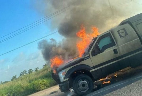 Camioneta de valores se incendia con todo y dinero, en Veracruz #VIDEO