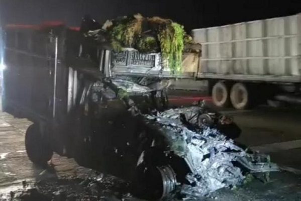 Tres muertos tras choque de camioneta de verduras, en la México-Puebla #VIDEO