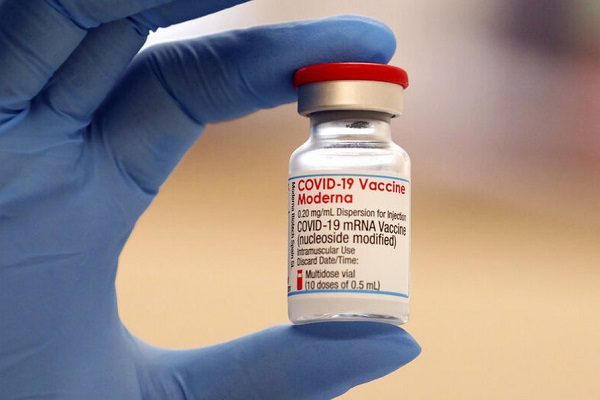 Estudio alerta problemas cardiacos por uso de vacuna de Moderna