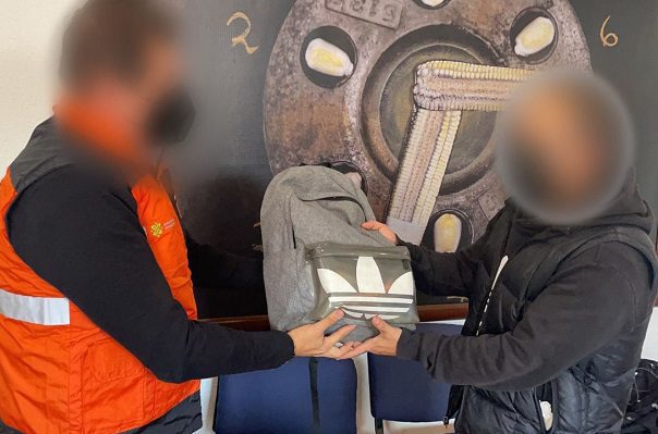 Devuelven a usuario mochila con 10 mil pesos extraviada en la Línea 2