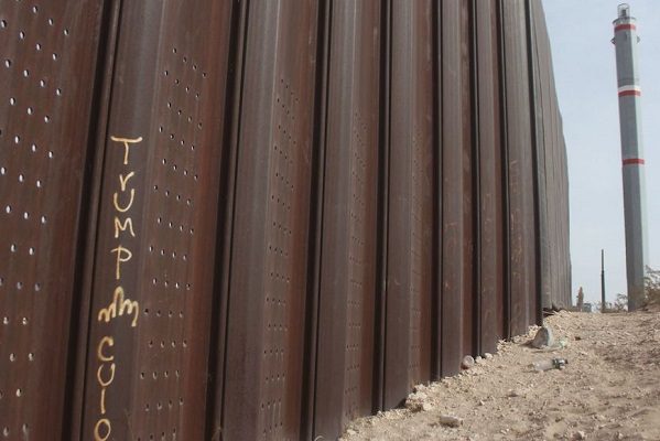 Texas inicia construcción de su propio muro fronterizo con México