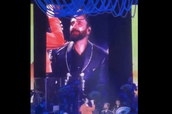 Alejandro Fernández rompe en llanto en primer concierto tras muerte de su padre