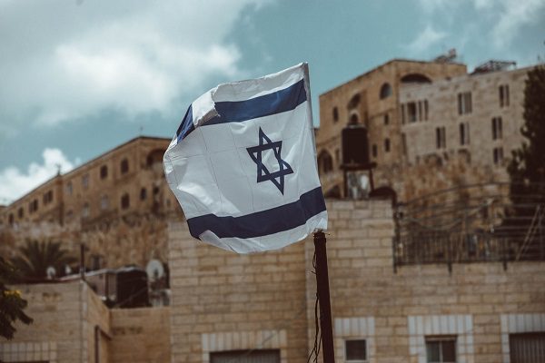 Israel prohíbe viajes a países en "lista roja" por variante de Ómicron