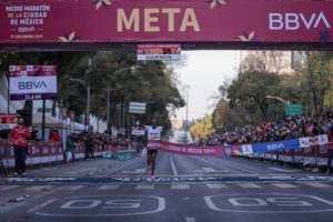 Kenianos llegan en primero y segundo lugar en Medio Maratón de CDMX