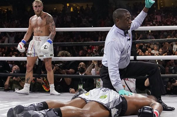 Jake Paul noqueó a Tyron Woodley en combate de revancha
