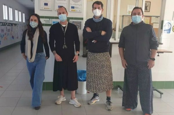 Profesores de primaria española usan falda y se pintan las uñas en apoyo a menor trans