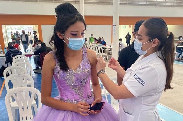 Quinceañera acude a vacunarse antes de ir a su fiesta, en Guanajuato