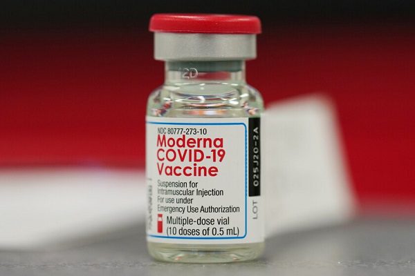 Moderna señala que refuerzo de su vacuna aumenta anticuerpos contra Ómicron