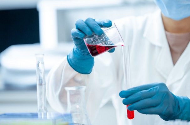 Ómicron parece burlar dos de los medicamentos más usados contra COVID