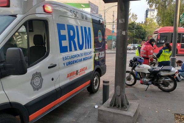 Paramédicos privados abandonan a motociclista lesionado, en CDMX